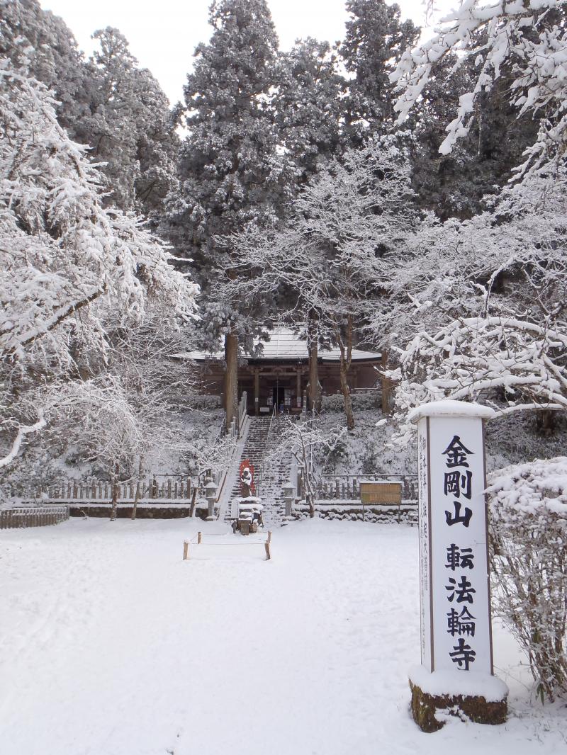 転法輪寺本殿　6～7ｃｍの積雪