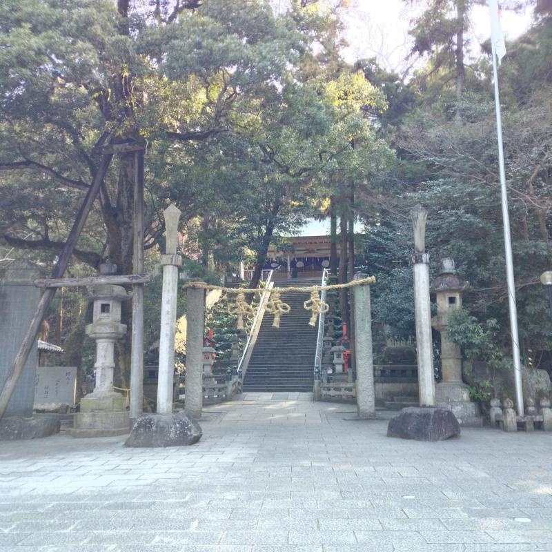 枚岡神社で手を合わせ安全登山を願います。