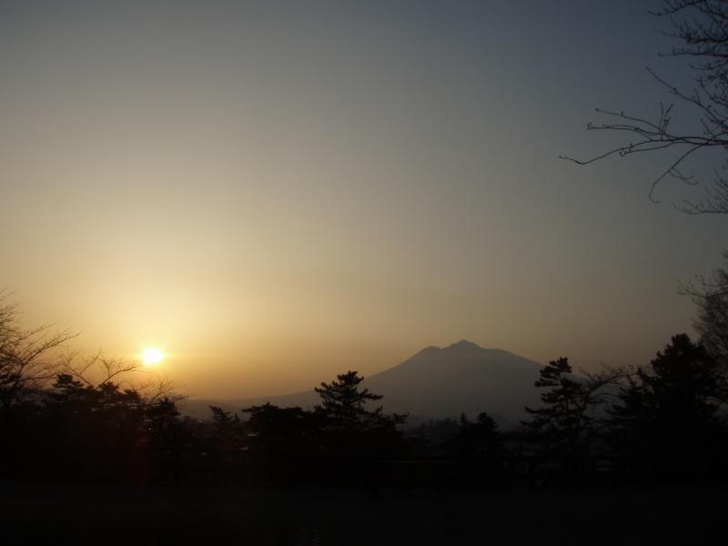 弘前城から夕暮れの岩木山を望む