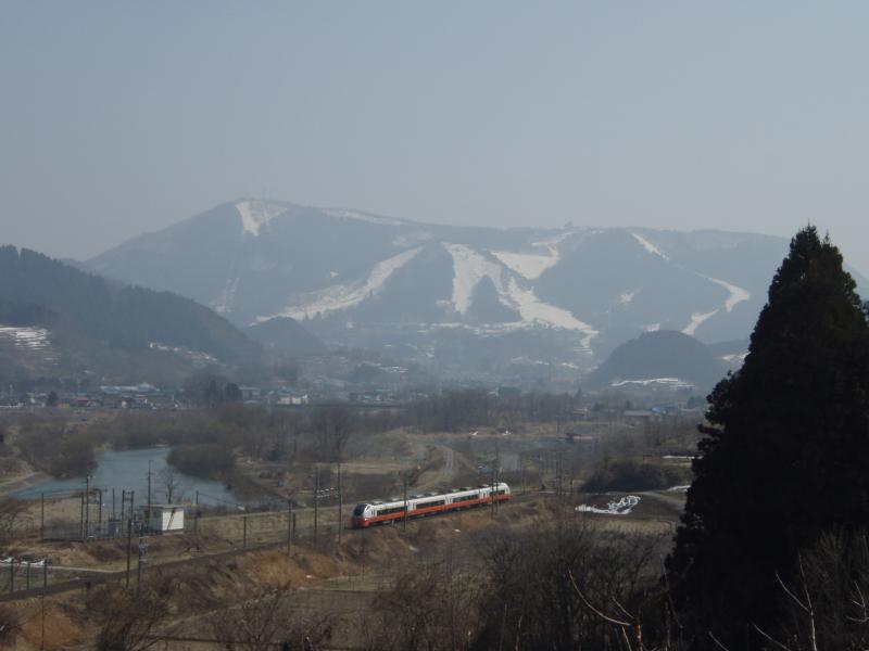 阿闍羅山とJR奥羽本線