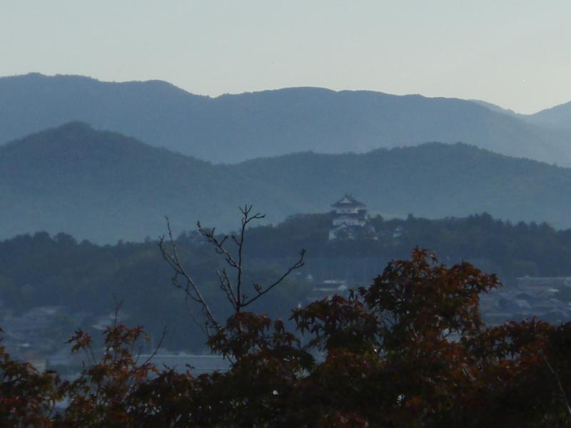 霊山、南宮山、平楽寺跡に建てられた伊賀上野城