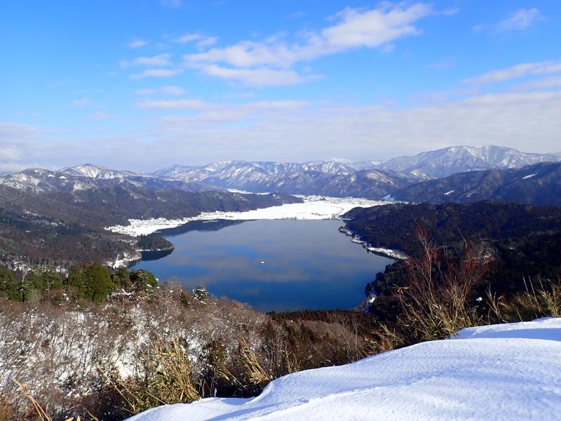 賤ヶ岳から鏡のような余呉湖を眺める