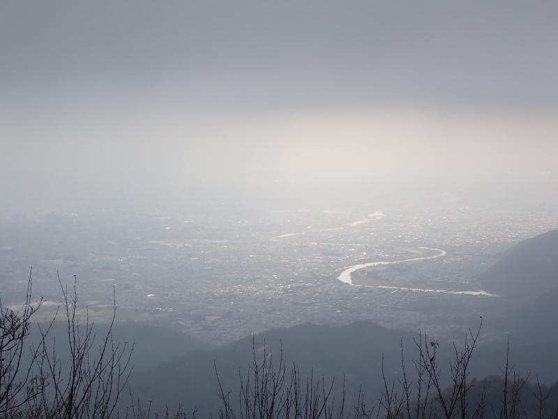 下界は晴れてますが、山は雲の中。愛宕山からの眺め。