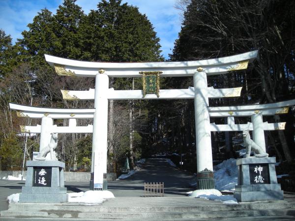 登山口三峰神社にある三鳥居。なんだかすごい。