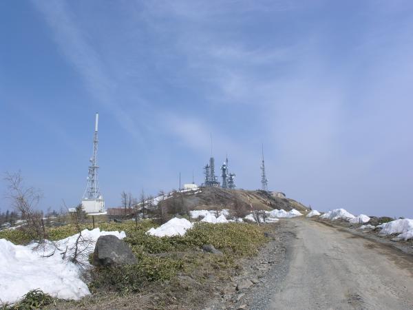 山頂はまるで要塞のようです。長野県の電波はここから発信されているのか！！？