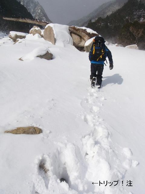 登山道は雪に隠れています