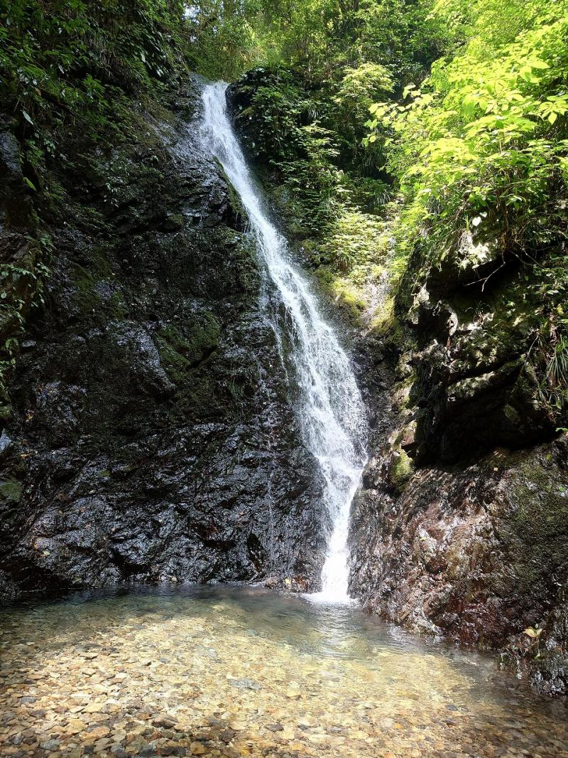 トンネルを抜けると現れる滝