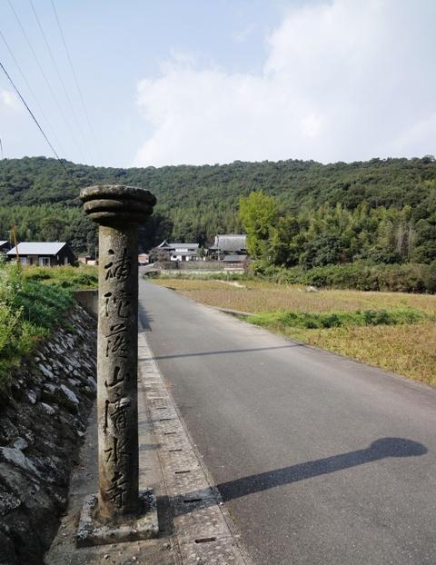 参道の門柱。お寺まで向かう真っ直ぐな道。気持ちを整えてくれます。