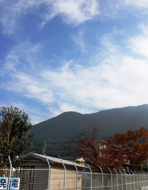 足立橋交差点を過ぎ、寿山小学校を通り過ぎると今日のお山『小文字山』が。一番左のピークがそれです。