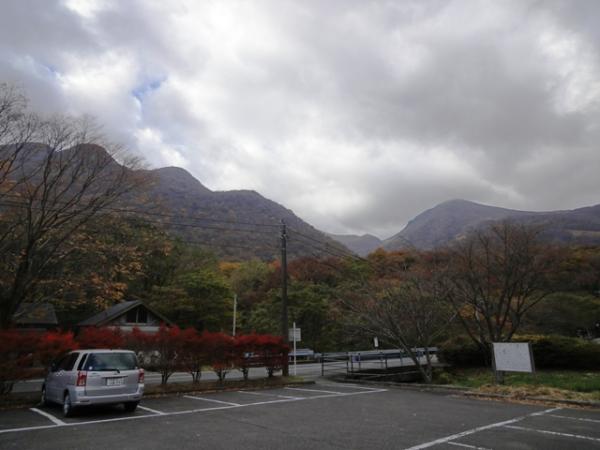 男池駐車場。あいにくの曇り空…晴れるのを期待！