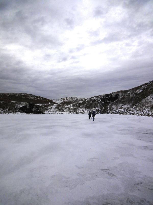 ここは御池…氷の上を歩いています。