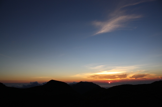 明け方からﾍｯﾄﾞﾗﾝﾌﾟをつけて久住山頂へ。雲も少し出ており、朝焼けも綺麗でした。