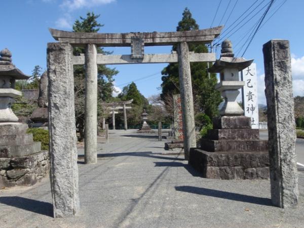 神社の横を通って登山道へ。
