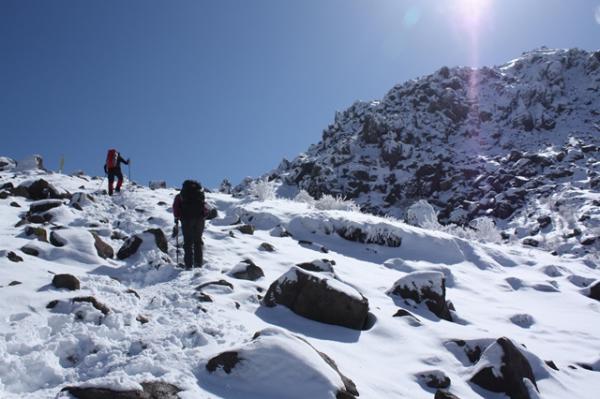 天気の良い、雪山に挑戦です。九重連山三俣山を目指します。
