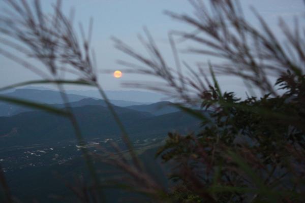 ８日は中秋の名月。９日早朝より、満月を楽しみながらご来光登山へ出発です。