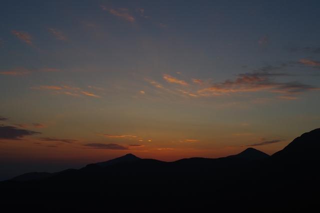 中村登山口からスタート。ヘッドランプを頼りに山頂へ着きました。山頂で、日の出を待ちます。空が赤く染まっています。