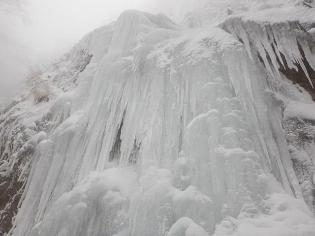 今季一番の寒波到来。街から一番近い所で氷爆がみれる難所ヶ滝へ。