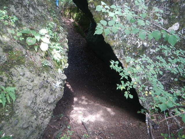 大岩のトンネル