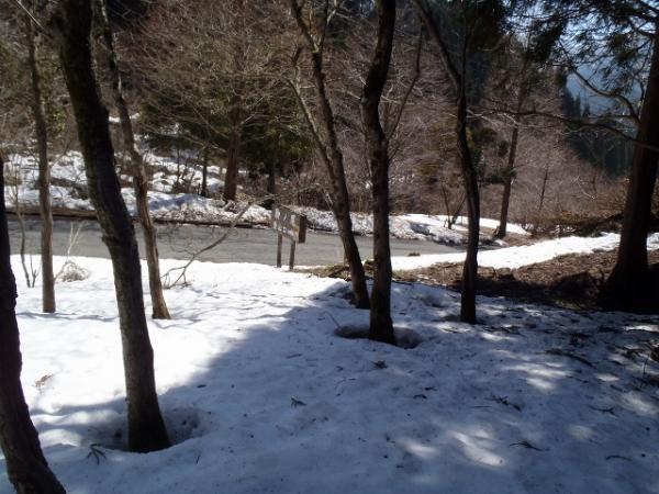 登山口の雪はこれぐらい