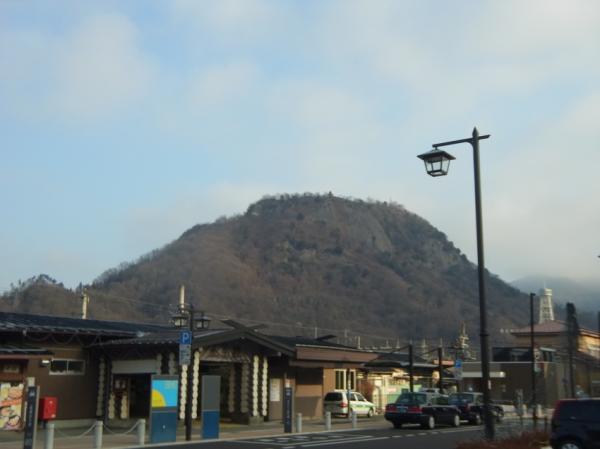 JR大月駅から見える岩殿山