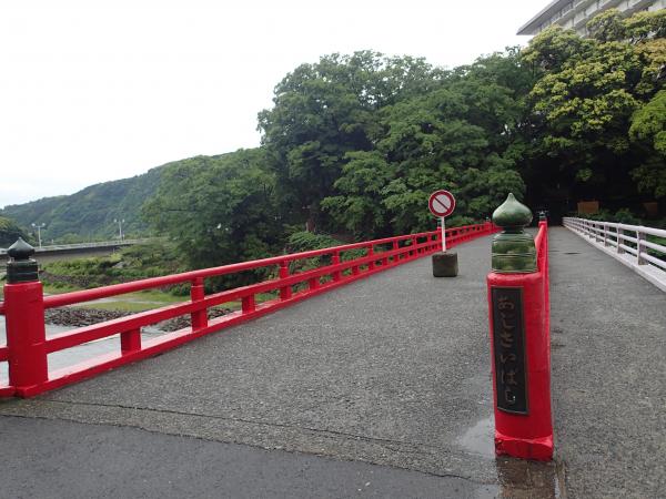 湯本の駅前の車道を渡ると真っ赤なあじさい橋。ここの先を右に曲がります。