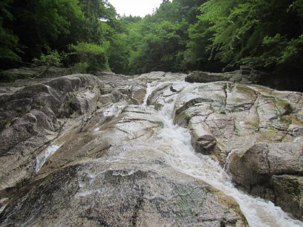 美しいナメ滝が続く赤坂谷