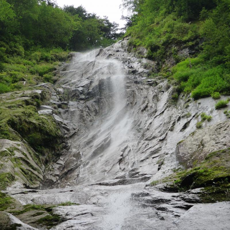 一ノ沢大滝は６段１５０ｍ　度肝を抜かれる景観でした