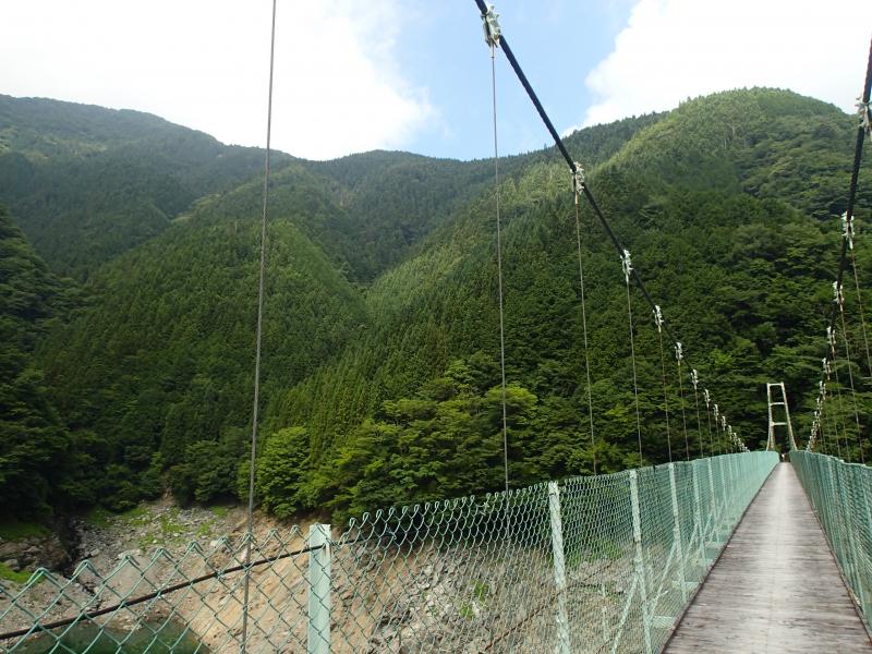 秩父湖のつり橋を渡り、スタート。まず正面の尾根を直登、左へ進んでいく…楽しい登りが待っていそうだ。
