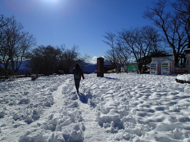 高尾山山頂。晴天の雪の広場。
