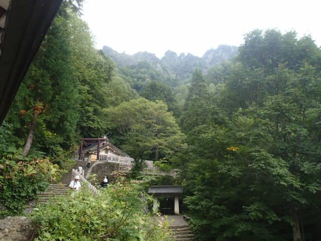 戸隠神社奥社越しに臨む戸隠山の岩壁。大迫力！