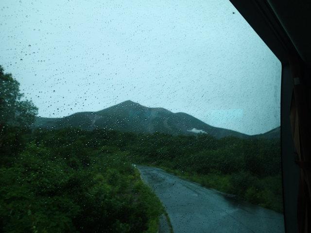 畳平へ向かうバス車中より、乗鞍岳剣ヶ峰。雨天ではあったが、回復を期待してのぞみます。