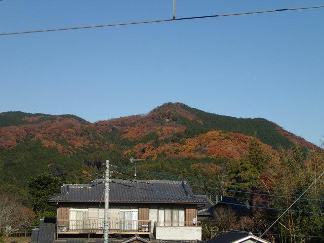 高麗駅ホームから望む日和田山。色づきも丁度良い。