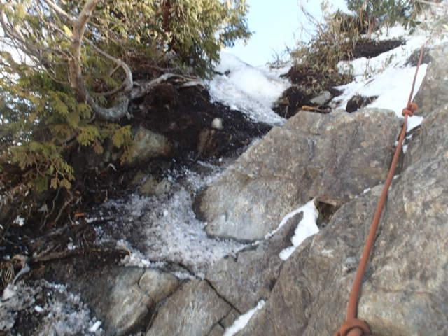 その下部は雪も解けてきて岩が露出してきています。