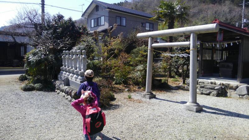 登山口にあたる万福寺。ここまでは一般道路を歩く。トイレもあります。