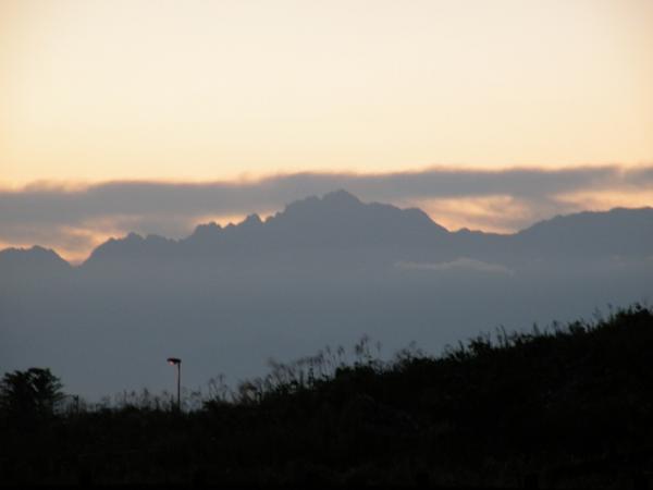 八ツ峰組は、もう登りかけているかな。夜明けの剱岳。