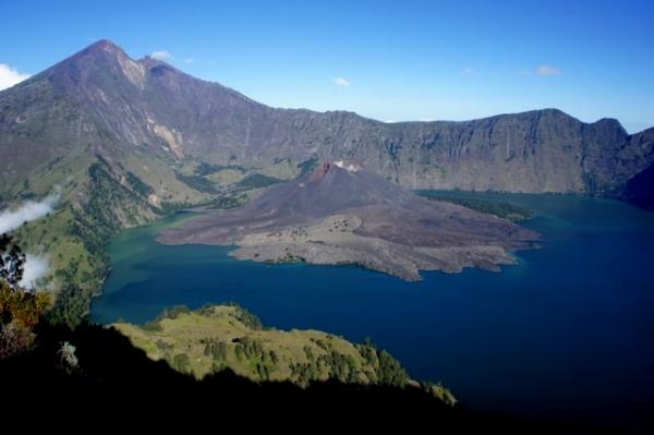 リンジャニ山と湖に浮かぶ火山