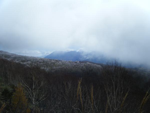 ガスに煙る浅間山を見ながら