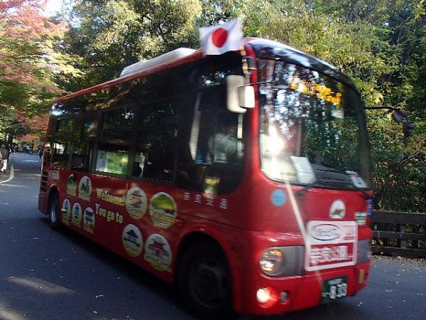 奈良公園・ぐるっとバス。100円で若草山の山麓まで行けます。運航日注意！