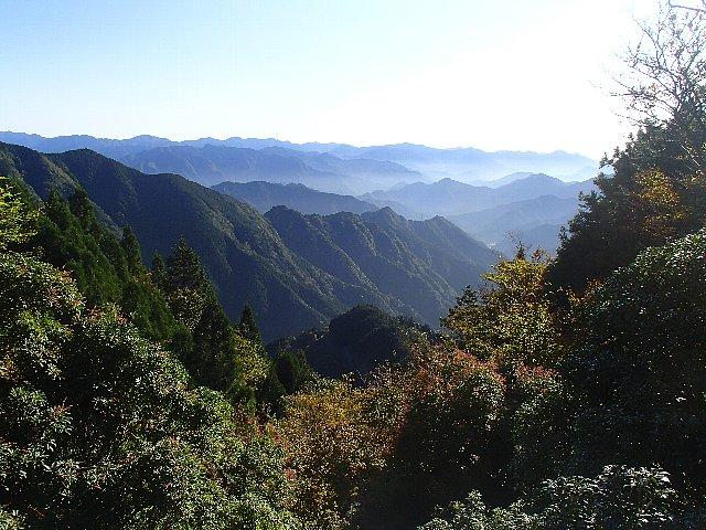 重なる山々