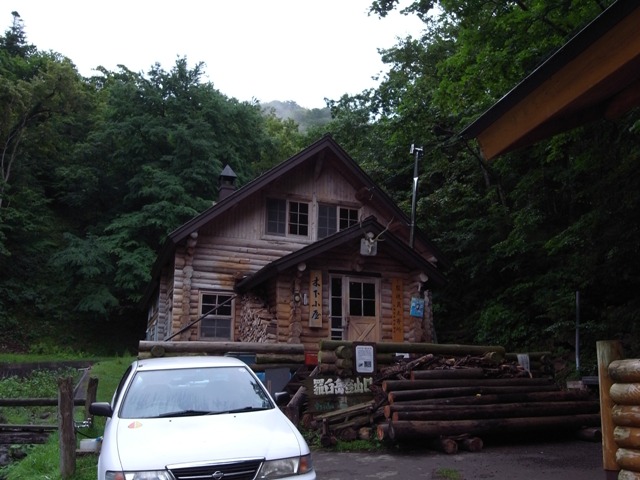 登山口にある木下小屋です。宿泊も可能です。