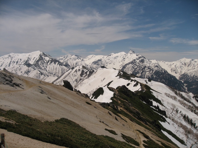 燕山荘からの大天井岳（左）と槍ヶ岳（右）