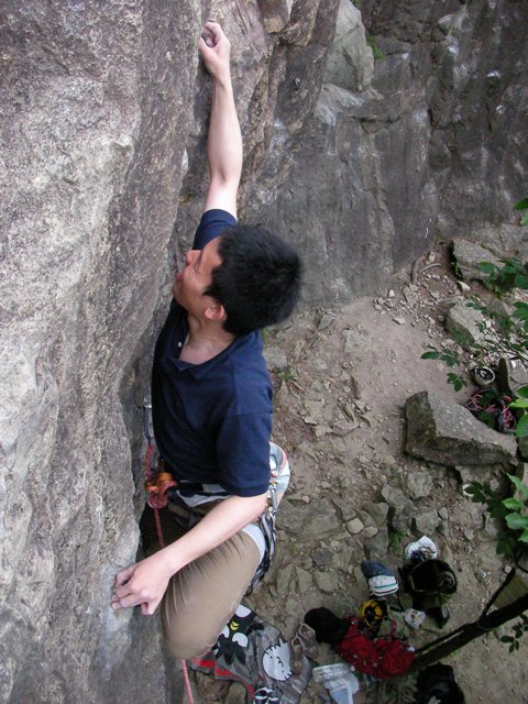 タイムトンネル（5.10a)ダイナマイトの発破痕を登ります。好ルート。