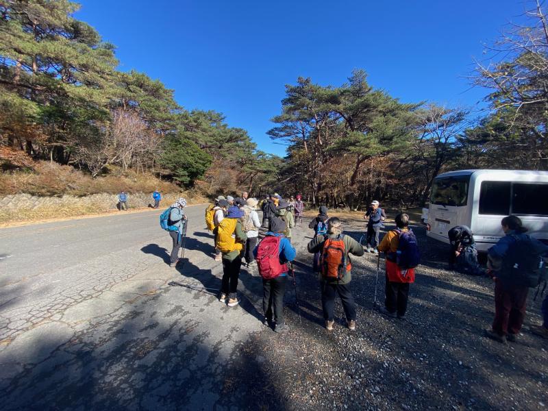 甑岳登山口前で田中校長による挨拶からスタート。