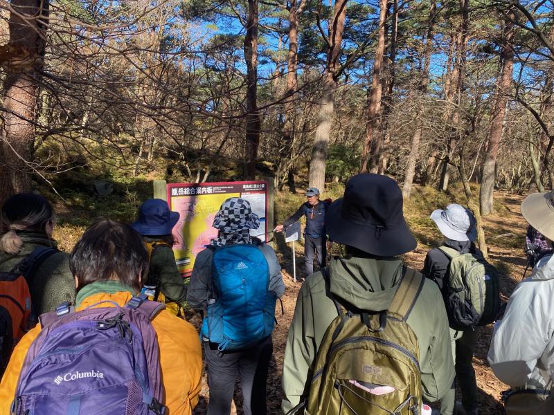 国道から少し下った場所にある案内板。