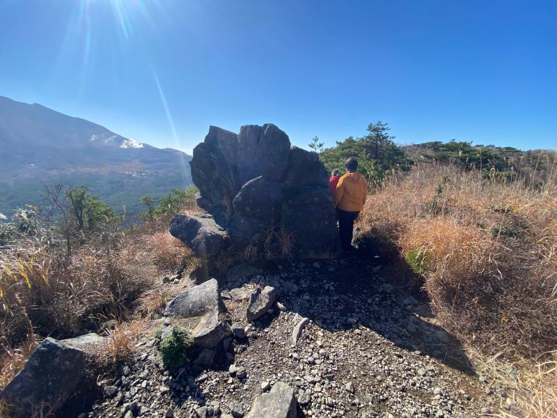 火口周回コースの途中にある岩。ここが絶景ポイントです。