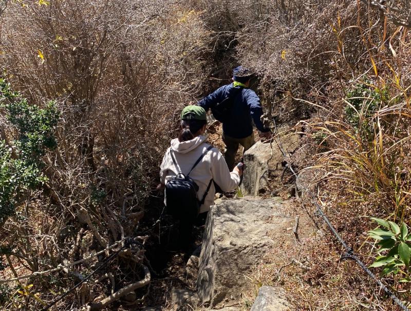 山頂からの下りは最初が急です。ロープも張られています。