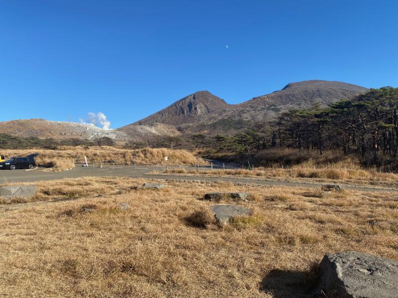 韓国岳。硫黄山の噴気活動が活発です。