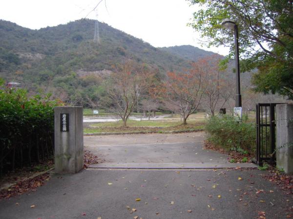 岩屋谷公園の門の中に駐車場があります