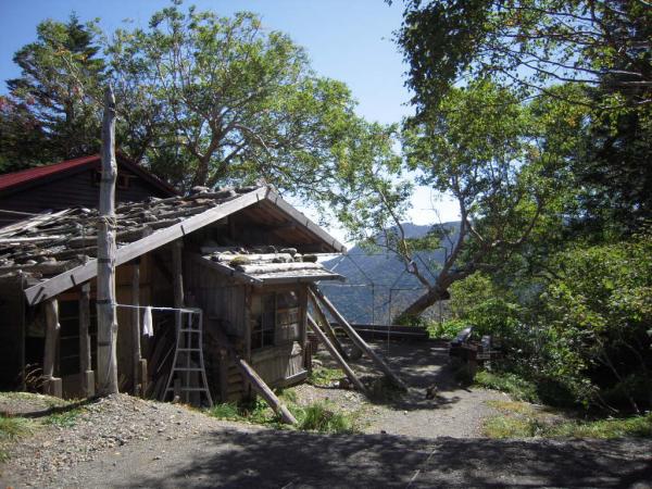 つづら折りの道を登り、分岐の標識から５分ほどで徳本峠小屋に到着です。