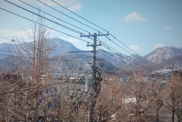 藻岩山　全景　全面まだ雪の山です。